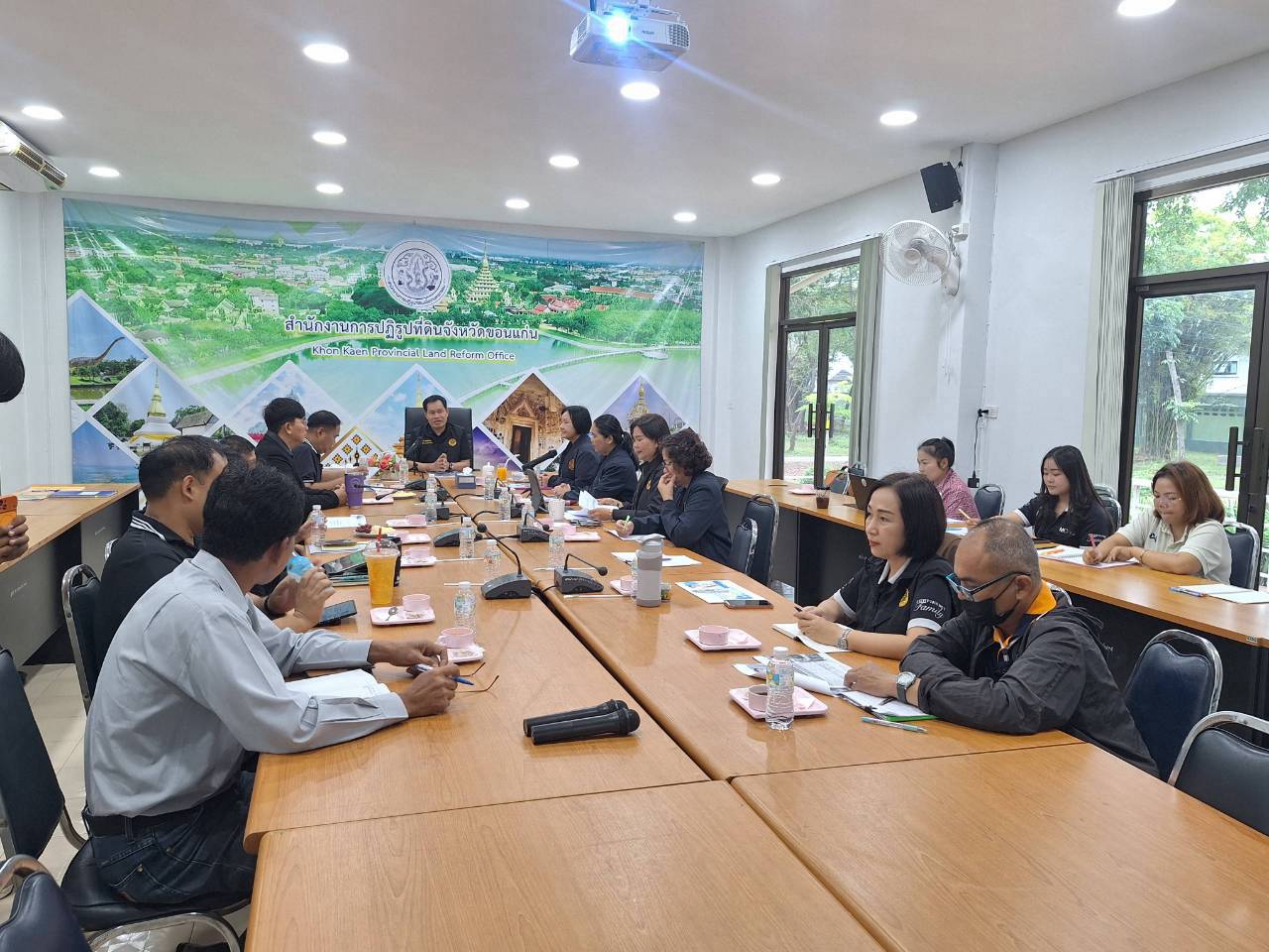 title - ผู้ตรวจราชการ ส.ป.ก. ลงพื้นที่จังหวัดขอนแก่น ประชุมติดตามความก้าวหน้าผลการดำเนินงาน พร้อมตรวจเยี่ยมให้กำลังใจกลุ่มวิสาหกิจชุมชนสมุนไพรไผ่คำ 39 